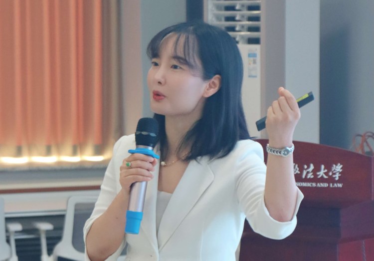 联盟成员吴妍老师在河南财经政法大学师资培训上讲课