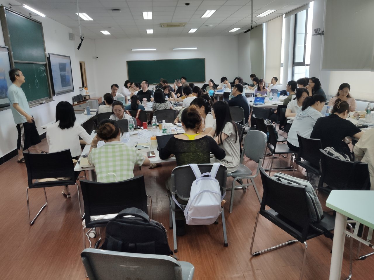 研修班小组研讨课堂